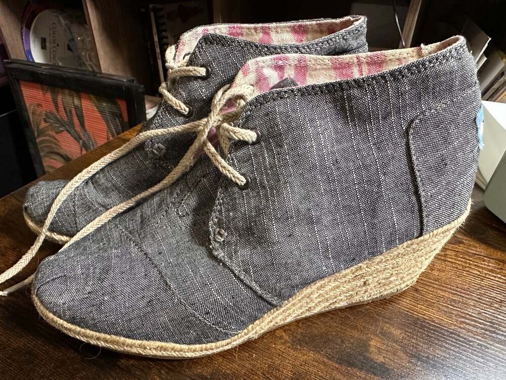 Toms Women's Desert Espadrille Wedge Lace Up Ankle Boots Gray Chambray Size 8.5
